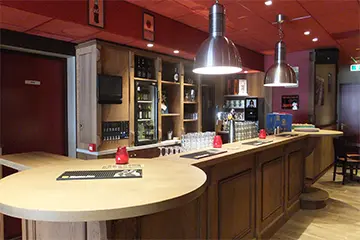 De bar in het feestcafé