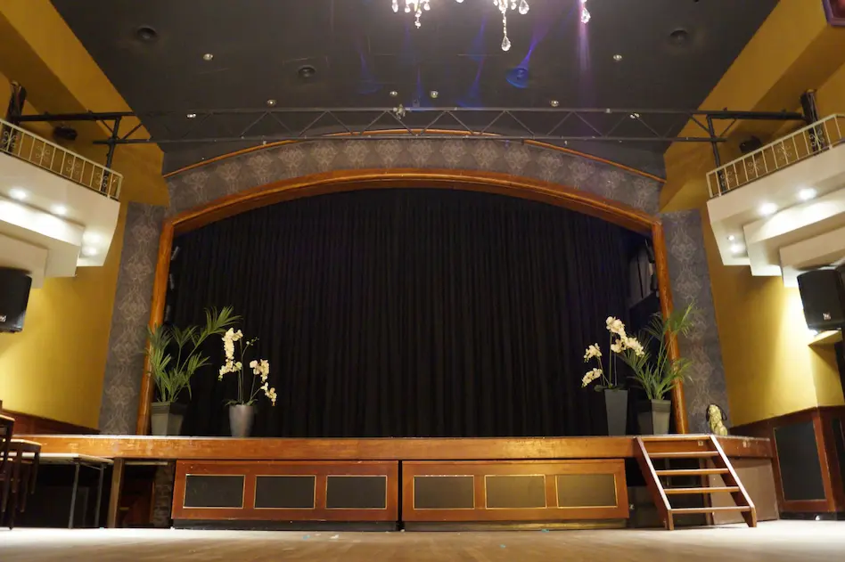 Podium in de grote zaal