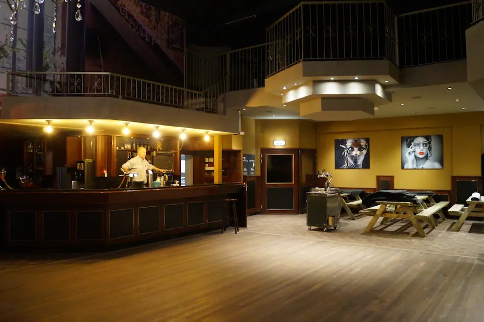 De bar in de grote zaal